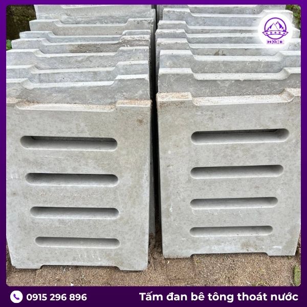 mua-tam-dan-nap-muong-thoat-nuoc.jpg